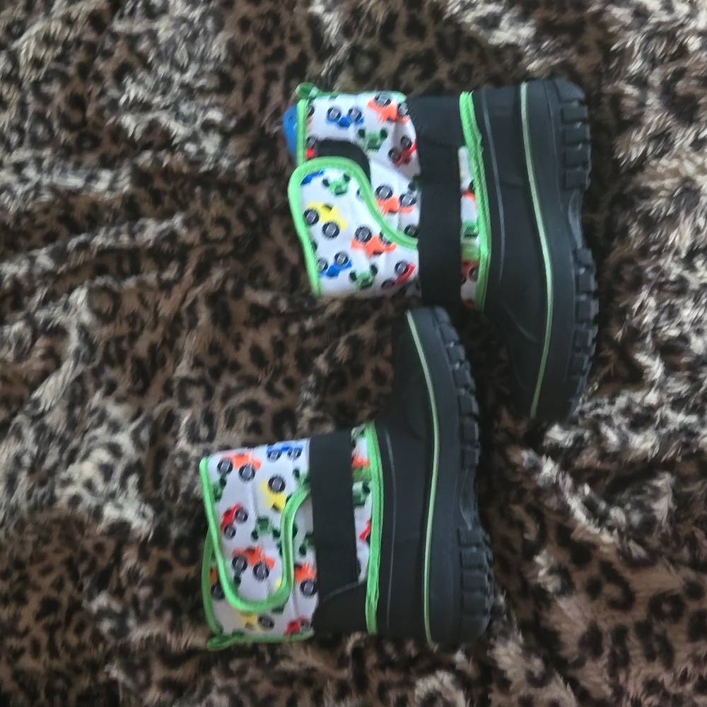 NEW...never worn! Boys Winter Boots Size 10/11